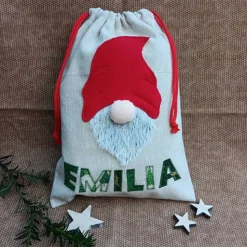 Säckchen aus beigem Baumwollstoff mit Wichtel und Namen