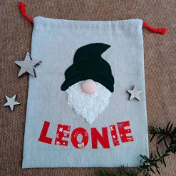 Säckchen aus beigem Baumwollstoff mit Wichtel und Namen