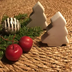 Süße kleine Deko-Tannenbäumchen aus Beton, Weihnachtsbäume in grau, ca. 6 cm