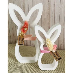 Süße Osterdekoration mit Trockenblumen als Geschenk oder Mitbringsel