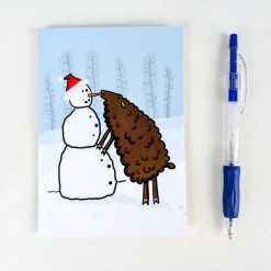 süße, winterliche Postkarte mit Schneemann und schwarzem Schaf - Din A 6 Postkarte für Kinder
