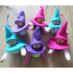 sechs kleine Filzwichtel mit Glöckchen - (2x türkis-weiß + 2x pink-weiß-schwarz + 2x lila-rosa-weiß)