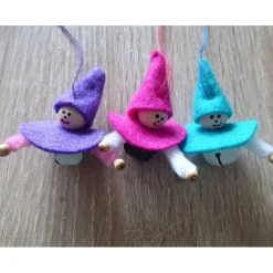 sechs kleine Filzwichtel mit Glöckchen - (2x türkis-weiß + 2x pink-weiß-schwarz + 2x lila-rosa-weiß)