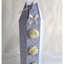 Sechseckbox hoch (Nr. 3) weiß-blau für kleine Flaschen