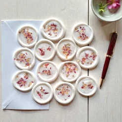 Selbstklebende Wachssiegel mit echten Rosenblüten & Goldflocken – 10 Unikate, handgefertigt, perlmuttweiß, 3cm