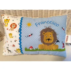 Süßer Löwe auf Wiese - verschiedene Größen - Personalisierte Kissen, Kindergarten, Geschenk, Namenskissen