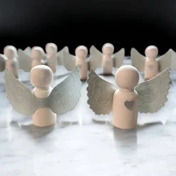 Set 10 handgefertigte Holz Engel mit silbernen Flügeln – Tischdeko für Taufe, Konfirmation, Hochzeit & Geburtstag