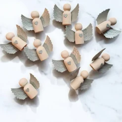 Set 10 handgefertigte Holz Engel mit silbernen Flügeln – Tischdeko für Taufe, Konfirmation, Hochzeit & Geburtstag