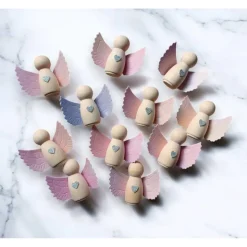 Set 10 handgefertigte Holzengel mit bunten Flügeln – Tischdeko & Geschenk zur Taufe, Konfirmation, Hochzeit