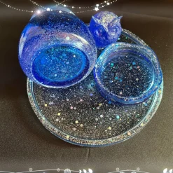 Set aus Schale  Eule und Dose mit Schraubdeckel auf einem runden Tablett