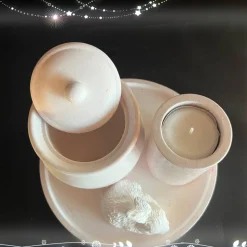 Set aus Teelichthalter, Töpfchen mit Deckel und Hase  auf einem  runden Tablett