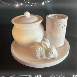 Set aus Teelichthalter, Töpfchen mit Deckel und Hase  auf einem  runden Tablett