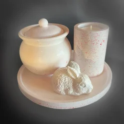 Set aus Teelichthalter, Töpfchen mit Deckel und Hase  auf einem  runden Tablett