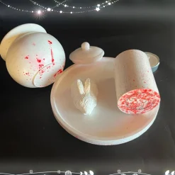 Set aus Teelichthalter, Töpfchen mit Deckel und Hase  auf einem  runden Tablett