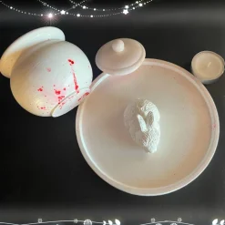 Set aus Teelichthalter, Töpfchen mit Deckel und Hase  auf einem  runden Tablett