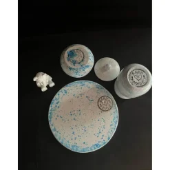 Set aus Vase, Teddy und kleiner Vase auf einem runden Tablett