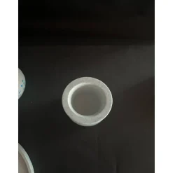 Set aus Vase, Teddy und kleiner Vase auf einem runden Tablett