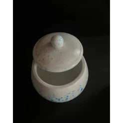 Set aus Vase, Teddy und kleiner Vase auf einem runden Tablett