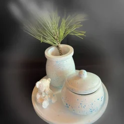 Set aus Vase, Teddy und kleiner Vase auf einem runden Tablett