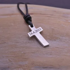 Silberkreuz "Kleiner Vitus" mit Lederband, Geschenk zur Kommunion kleines silbernes Kreuz, Gravur möglich