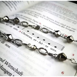 Silberner Rosenkranz – Glitzerndes Schmuckstück mit modernem Design & spiritueller Bedeutung