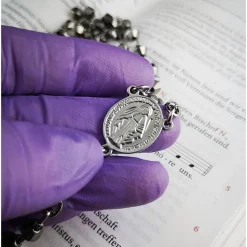 Silberner Rosenkranz – Glitzerndes Schmuckstück mit modernem Design & spiritueller Bedeutung