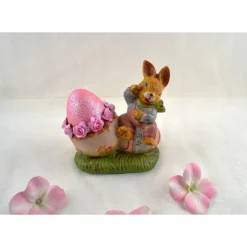 Sitzender Hase mit rosa Osterei