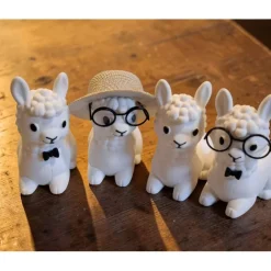 sitzendes kleines Alpaka aus Raysin - niedliche Dekoration