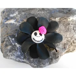 Skull Haarspange – Stoffblume mit Totenkopf, Hibiskus & Rose, Schwarz/Pink, Ø 7,5 cm, Lolita & Gothic Accessoire