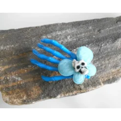 Skull, Totenkopf ,  Skeletthand Haarklammer gothic blau
