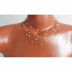 Sommerliche Perlenkette aus feinen echten Perlen, Brautschmuck, schwebend auf goldenem Juwelierdraht