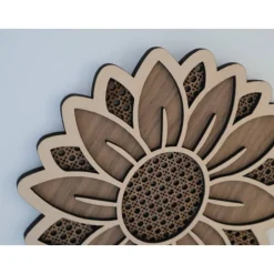 SONNENBLUME AUS NUSSBAUM und BUCHE Sperrholz mit Rattanmuster