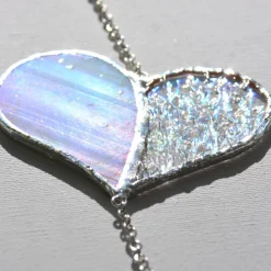 Sonnenfänger - Herzen aus irisierendem Buntglas mit Glaskristall - Perlmutt/Blau