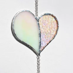 Sonnenfänger - Herzen aus irisierendem Buntglas mit Glaskristall - Perlmutt/Blau