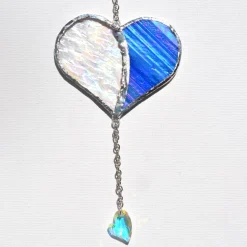 Sonnenfänger - Herzen aus irisierendem Buntglas mit Glaskristall - Perlmutt/Blau