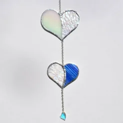 Sonnenfänger - Herzen aus irisierendem Buntglas mit Glaskristall - Perlmutt/Blau