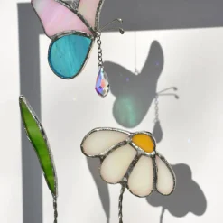 Sonnenfänger - Wandbild - Holzrahmen mit Blume und Schmetterling aus Buntglas mit Glaskristall