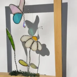 Sonnenfänger - Wandbild - Holzrahmen mit Blume und Schmetterling aus Buntglas mit Glaskristall