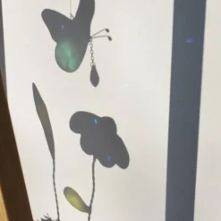 Sonnenfänger - Wandbild - Holzrahmen mit Blume und Schmetterling aus Buntglas mit Glaskristall