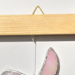 Sonnenfänger - Wandbild - Holzrahmen mit Blume und Schmetterling aus Buntglas mit Glaskristall