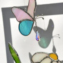 Sonnenfänger - Wandbild - Holzrahmen mit Blume und Schmetterling aus Buntglas mit Glaskristall