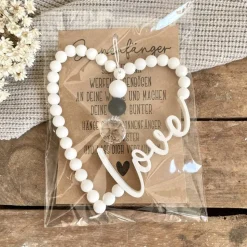 Sonnenfänger LOVE im Perlenherz. Cremeweiß / schwarz. Nordischer Stil. 12x14 cm groß. Valentinstag.