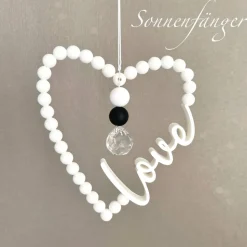 Sonnenfänger LOVE im Perlenherz. Cremeweiß / schwarz. Nordischer Stil. 12x14 cm groß. Valentinstag.