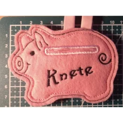 Sparschwein Knete Rosa bestickt aus Kunstfilz mit Aufhänger – Geschenkidee & Deko