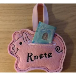Sparschwein Knete Rosa bestickt aus Kunstfilz mit Aufhänger – Geschenkidee & Deko