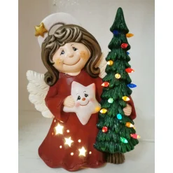 Süsser Engel mit Tanne zum Beleuchten