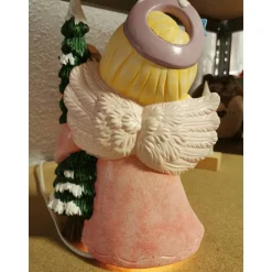 Süsser Engel mit Tanne zum Beleuchten