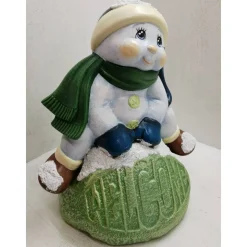 Süsser Schneemann auf Stein