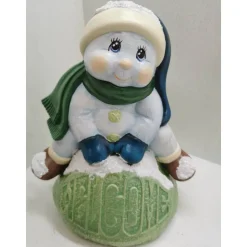 Süsser Schneemann auf Stein