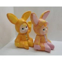 Süsses Hasenkind aus Keramik winkend